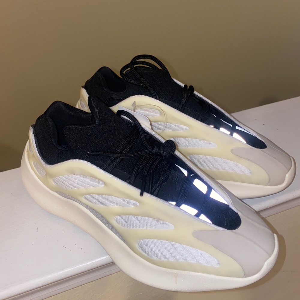 YEEZY 700 V3 AZAEL